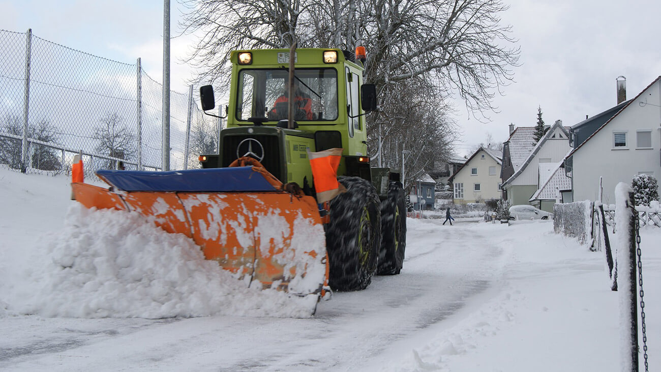 Auto poškodené snehom a ľadom