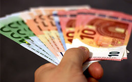 Muž drží eurobankovky