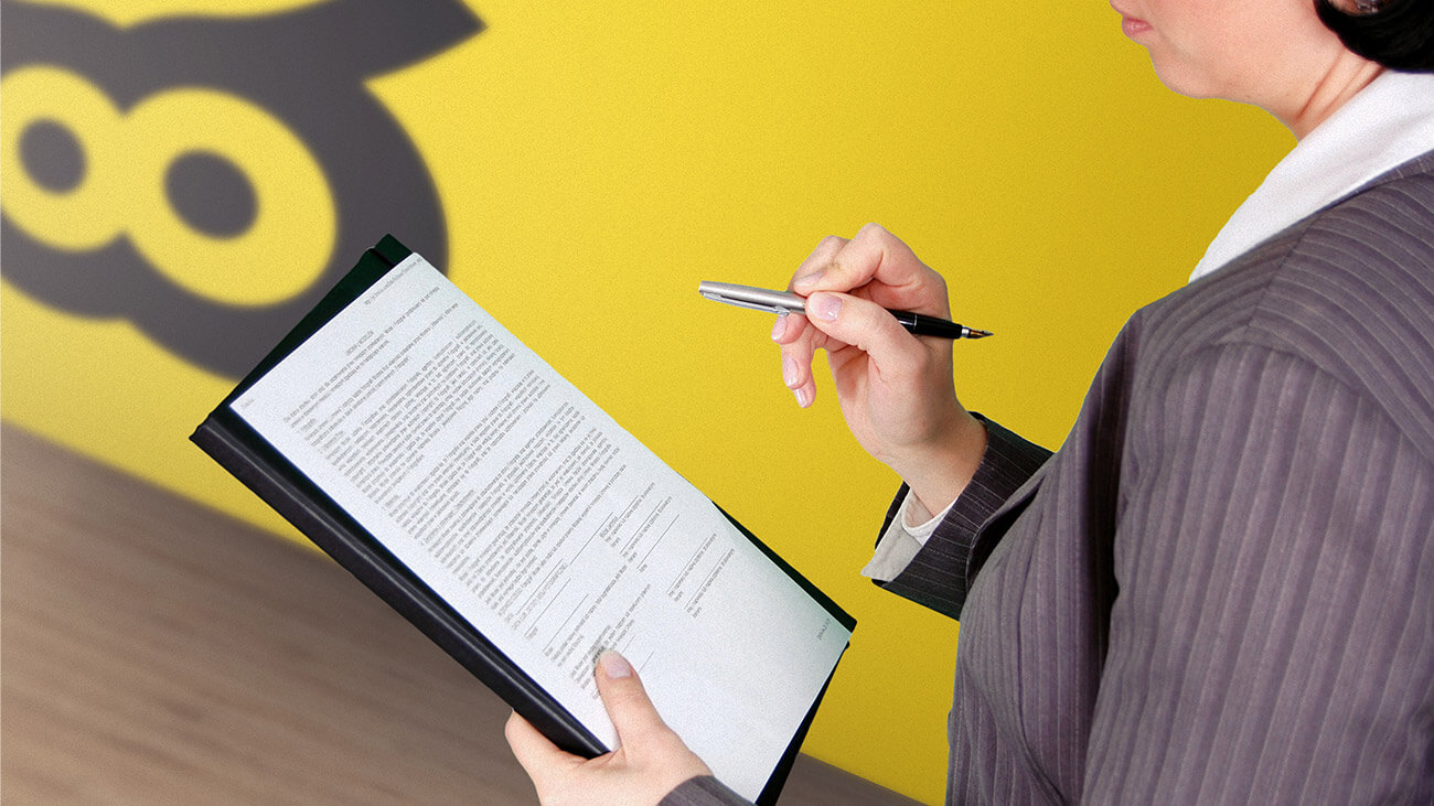 Žena si číta PZP zmluvu