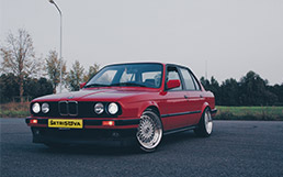 Staršie vozidlo stojí na vozovke