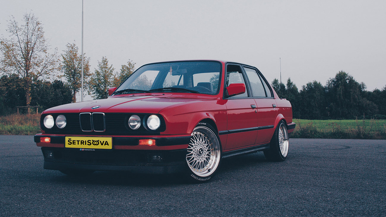 Staršie vozidlo stojí na vozovke