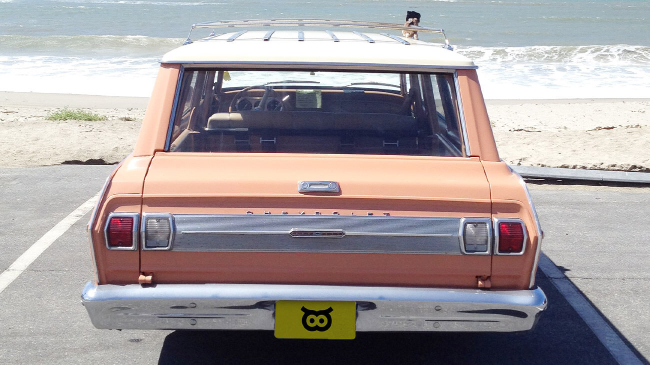 Auto zaparkované na pláži