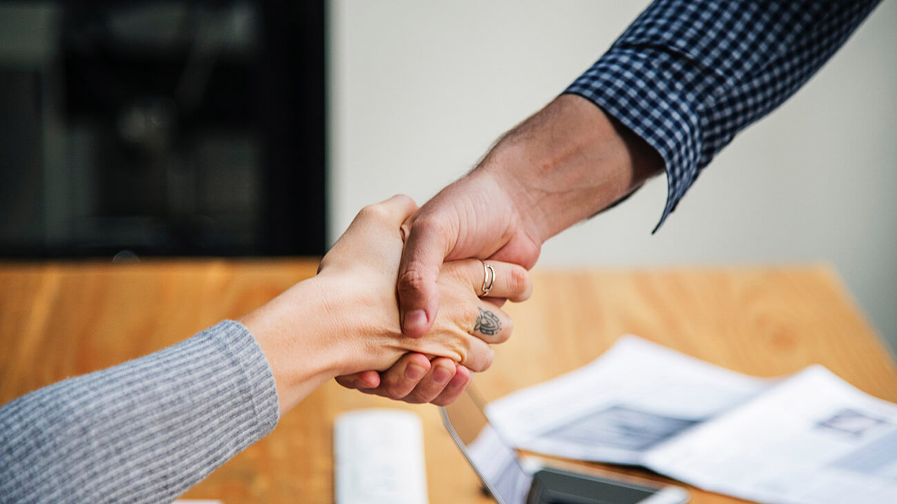 Dvaja ľudia našli možnosť, ako vyriešiť problémy so splácaním pôžičky