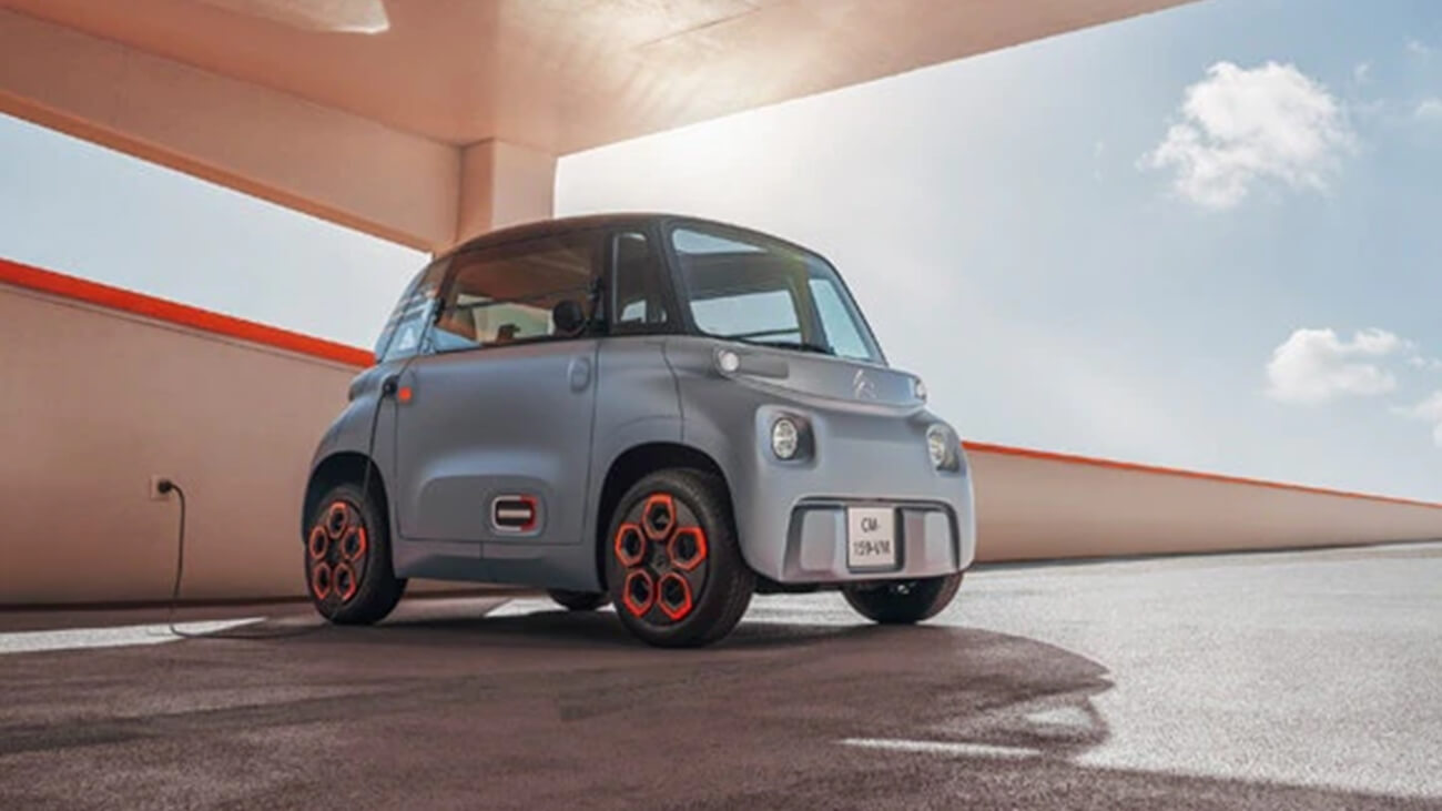 Muž si robí PZP porovnanie na mobile