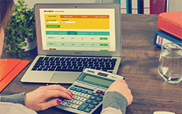 Úverová kalkulačka je pomocník pre ženu, ktorá hľadá najvýhodnejšie pôžičky