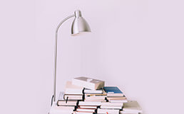 Knihy poukladané jedna na druhej